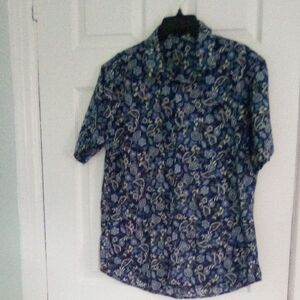 Men's Blue Floral Paisley Short-Sleeve Shirt. Size Large.